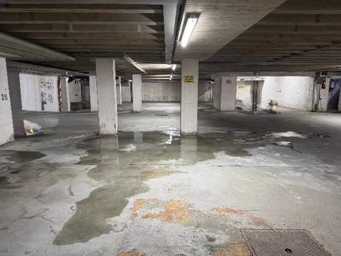 Überflutete Tiefgarage mit stehendem Wasser – Leckortung durch Feuchte-Detektive Bayern