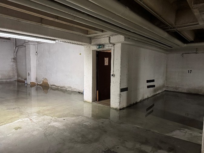 Wassereinbruch in Tiefgarage mit nassen Wänden und stehendem Wasser – Einsatz Feuchte-Detektive